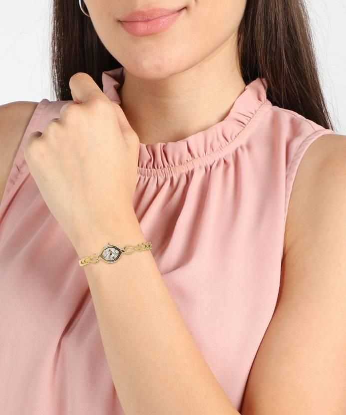 Titan Analog Silver Dial Women’s Watch – Contemporary Elegance